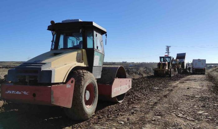 Siverek Kırsalında Yol Çalışmaları Sürüyor
