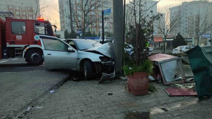 Önce Simit Arabasına Sonra Direğe Çarptı