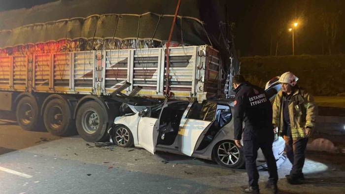 Esenler’deki Feci Kazada Otomobil Park Halindeki Tırın Altına Girdi: 2 Yaralı