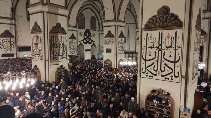 Yılın İlk Sabah Namazında Binlerce Kişi Ulucami’de Şehitler İçin Dua Etti