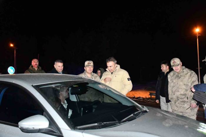 Vali Çiçek Yılbaşında Görevli Sağlık Ve Emniyet Personelini Ziyaret Etti