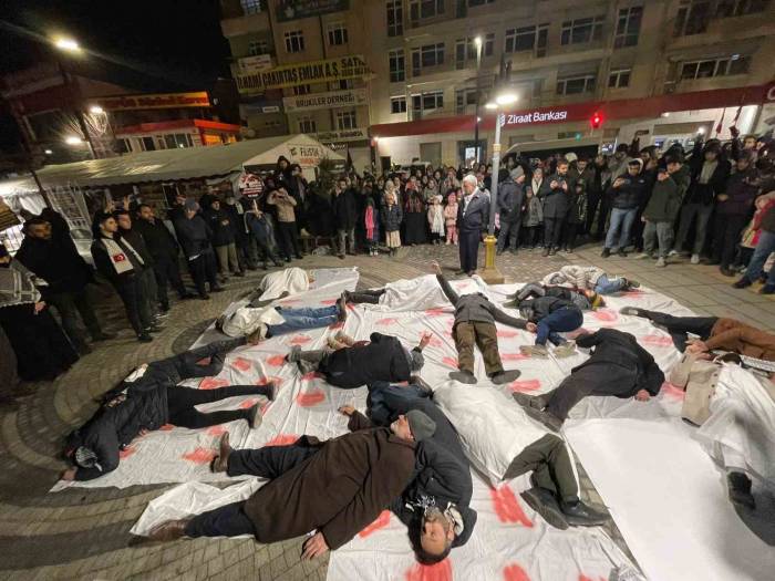 Van Filistin’e Destek Platformu’ndan Kefenli Drama Gösterisi