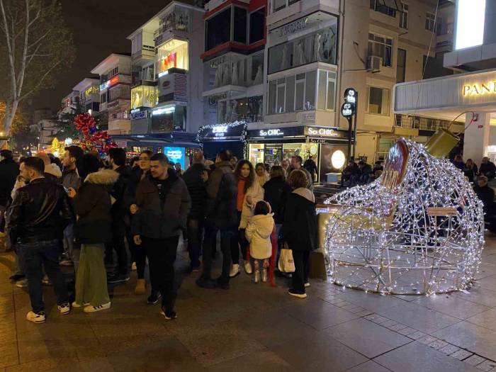 Bağdat Caddesi’nde Vatandaşlar Yeni Yıla Coşkuyla Girdi