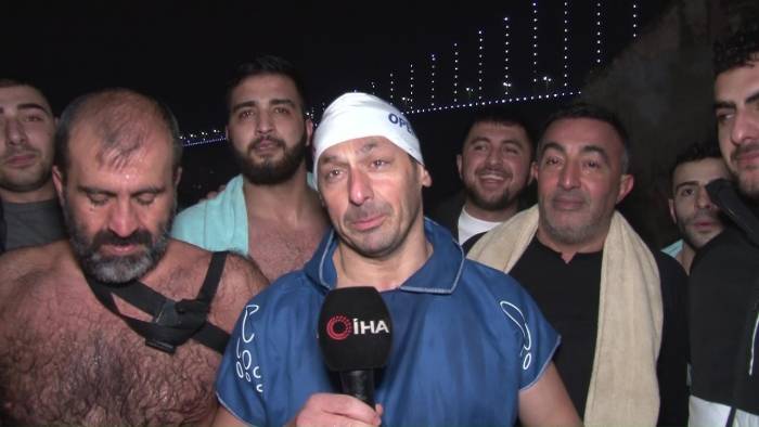 Yeni Yılı Kuzguncuk’ta Denize Girerek Kutladılar