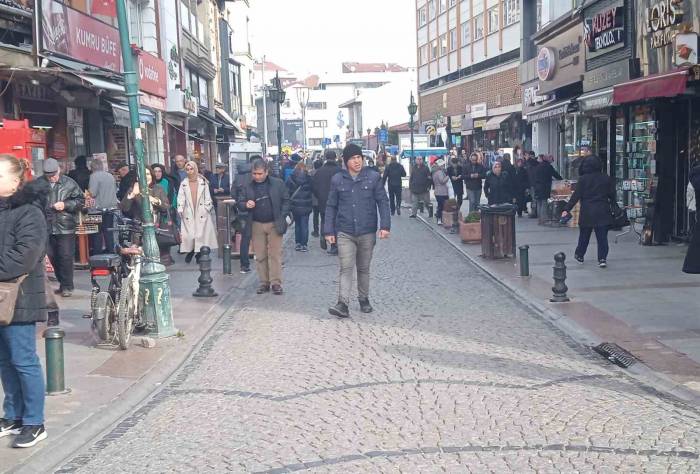 Tatilin Ardından Cadde Ve Sokaklarda Hareketlilik Başladı