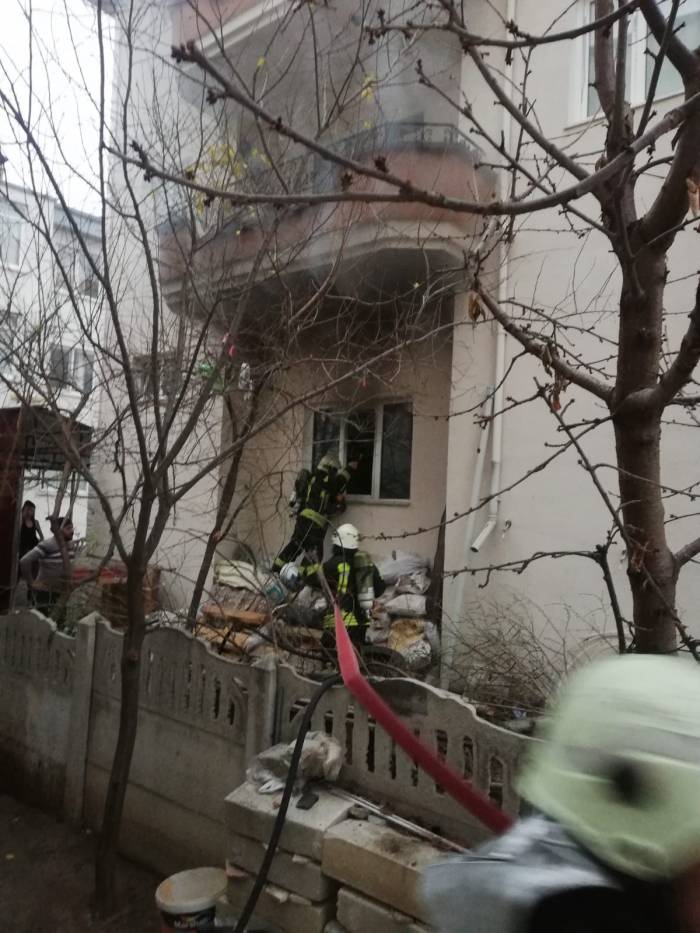 3 Katlı Binanın Zemin Katında Çıkan Yangın Korkuttu