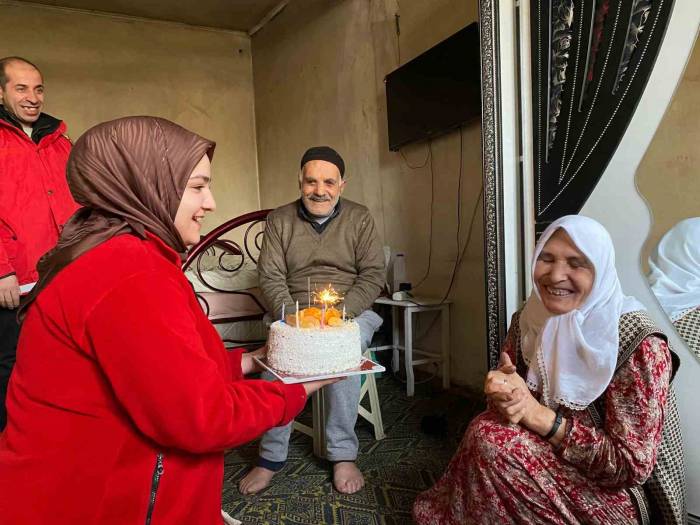 Ağrı’da Kızılay’dan 65 Yaşındaki Kadına Doğum Günü Sürprizi