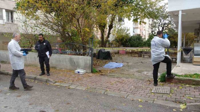 "Balkona Çıkacağım" Dedi, Apartman Bahçesinde Ölü Bulundu
