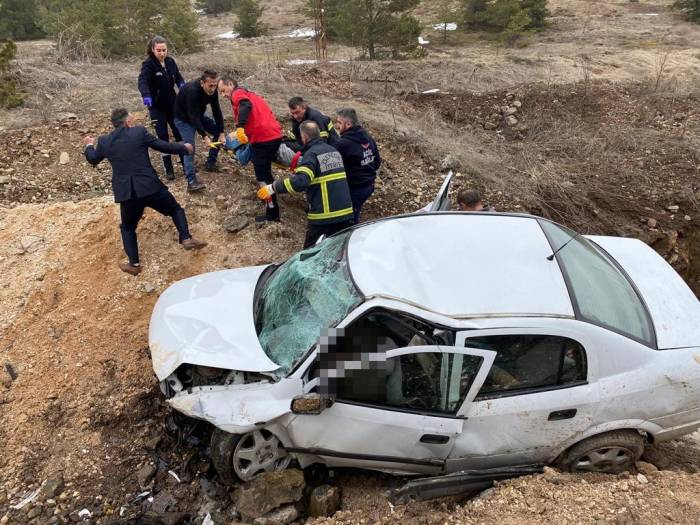 Yoldan Çıkan Otomobil Hurdaya Döndü: 1 Ölü, 3 Yaralı