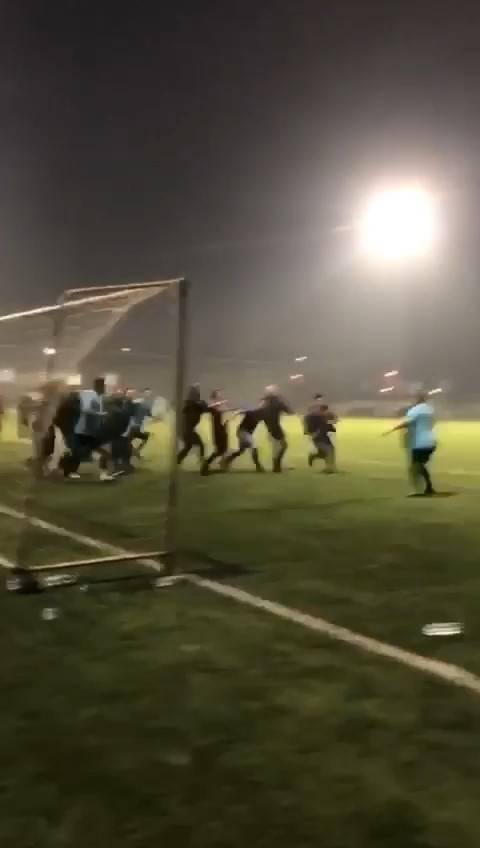Futbol Turnuvası Boks Maçına Döndü...tekme Ve Yumruklar Havada Böyle Uçuştu