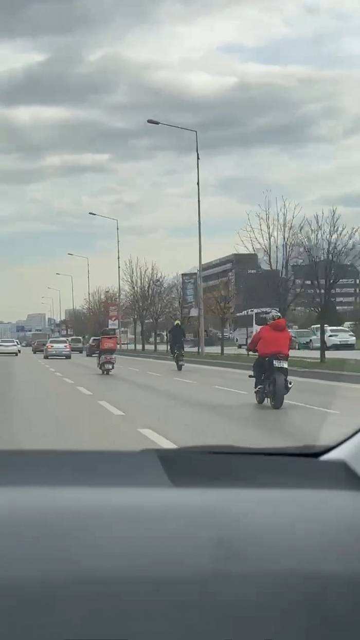 Bursa’da Motosikletli İki Kafadarın Trafikteki Tehlikeli Hareketleri Kamerada