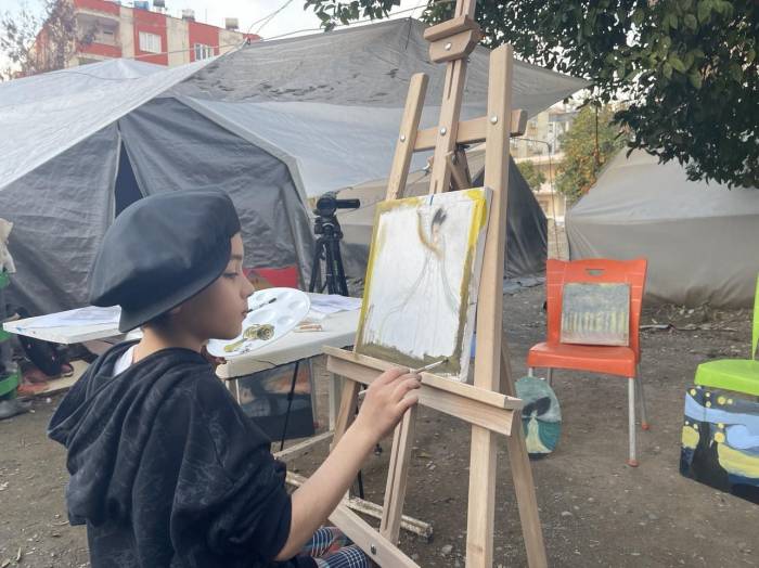 Deprem Evini Yıksa Da Hayallerini Yıkamadı: 10 Yaşındaki Ressam Eserlerini Çadırda Çiziyor
