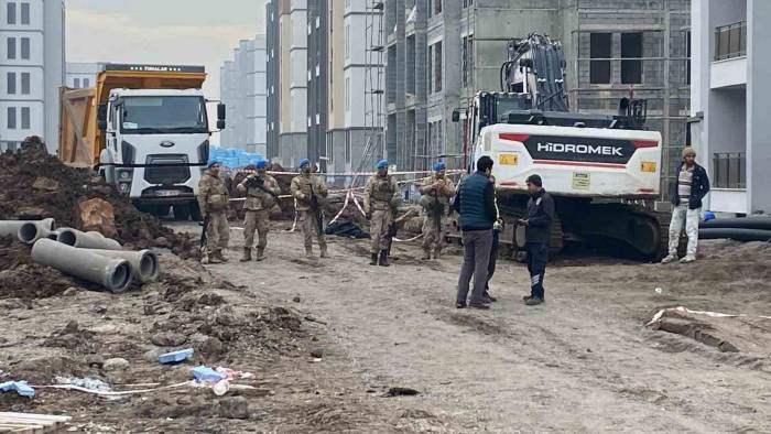 Diyarbakır’da Kamyon Altında Kalan İşçi Hayatını Kaybetti