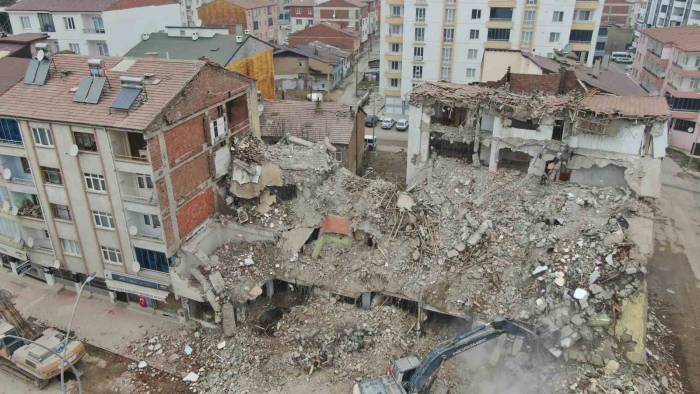 Ağır Hasarlı Binanın Yıkım Anı Kamerada