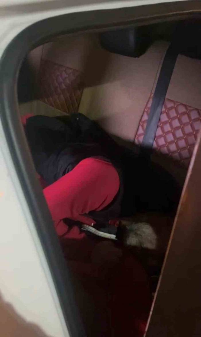 İstanbul’da Takside Sızan Sarhoş Müşteri Kamerada: Taksicilerin Çabasına Rağmen Bir Türlü Uyanmadı