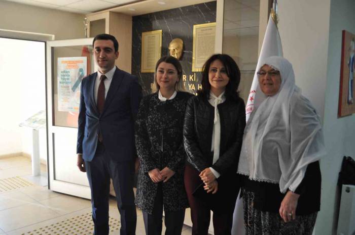 Valinin Eşi İlçe İlçe Gezerek Kadınları Kanser Konusunda Bilinçlendiriyor