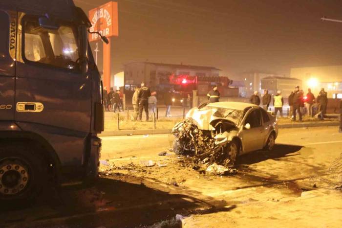 Iğdır’da Otomobil İle Tır Kafa Kafaya Çarpıştı: 3 Yaralı