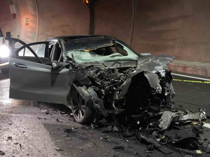 Ilgaz 15 Temmuz İstiklal Tüneli’nde Tıra Çarparak Paramparça Olan Lüks Otomobilin Sürücüsü Öldü