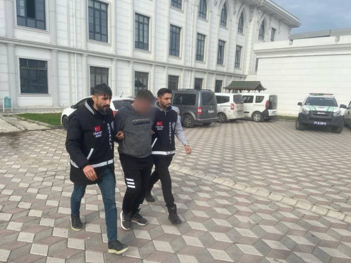 Eski Eşini Öldüren, Arkadaşını Da Yaralayan Şüpheli Tutuklandı
