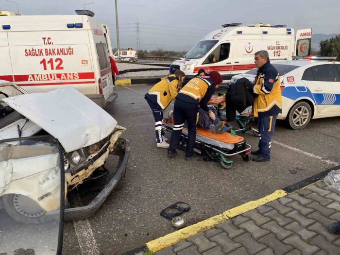 Manisa’da 2 Otomobil Çarpıştı: 8 Yaralı