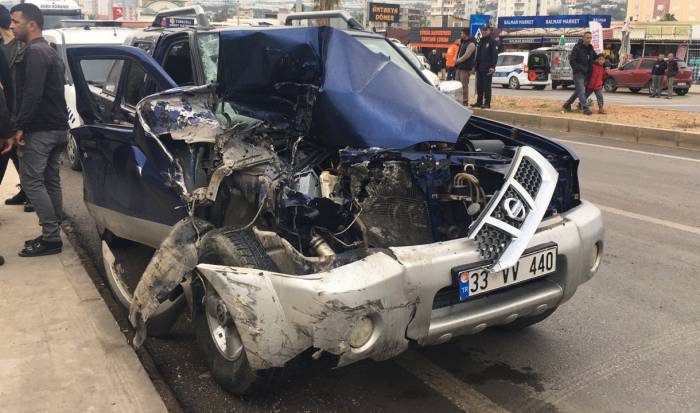 Erdemli’de Zincirleme Trafik Kazası: 2 Yaralı