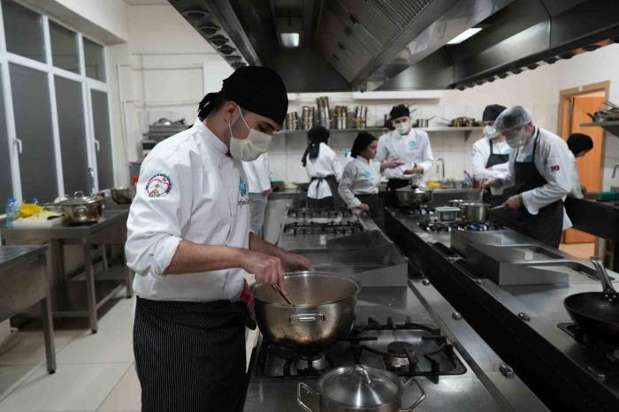 Kimi Lahanadan Börek Yaptı Kimi İse Tatlı