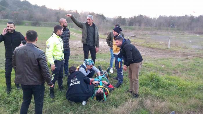 Virajı Alamayan Motosikletli Şarampole Yuvarlandı