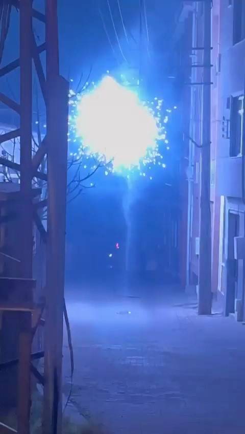 Trafo Bomba Gibi Patladı: Kıvılcımlar Sokağı Aydınlattı