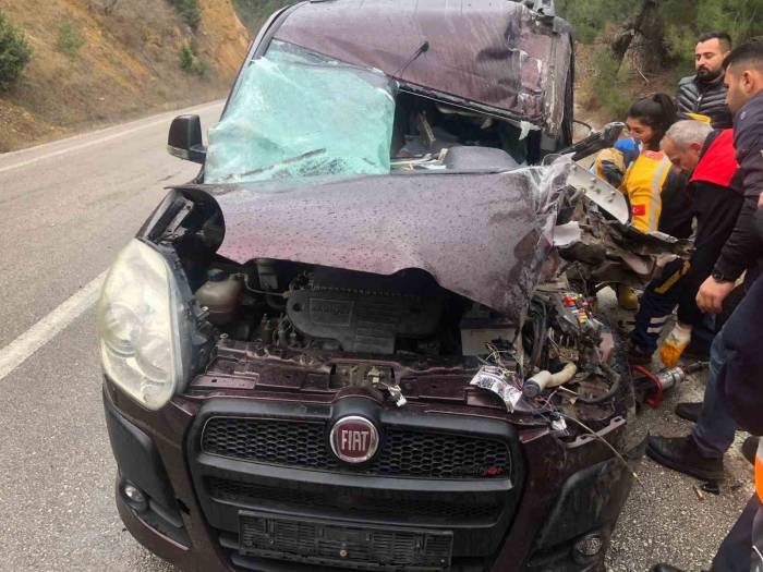 Ticari Araçla Çarpışan Kamyonet Devrildi; 2 Yaralı