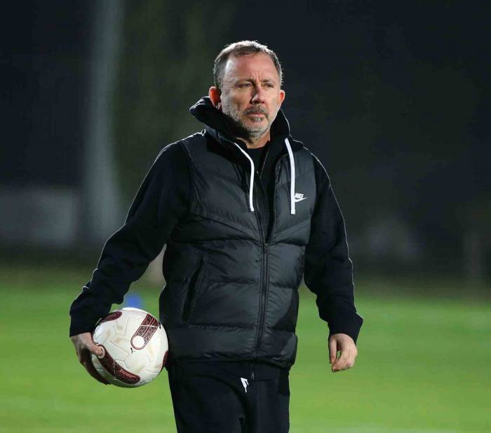 Sergen Yalçın, Antalyaspor’la İlk Antrenmanına Çıktı