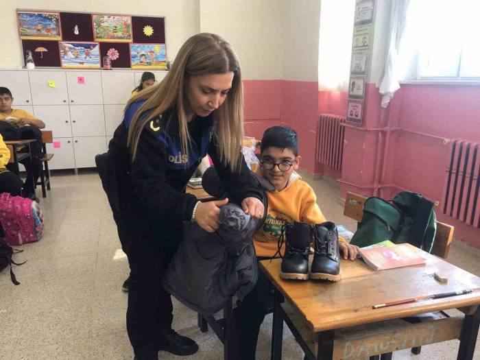 Adana’da Polis İlkokul Öğrencilerine Mont Ve Bot Dağıttı
