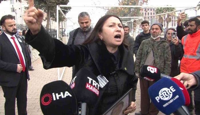 Çocuğunu Enkazda Kaybeden Anne Adliye Önünde Feryat Etti