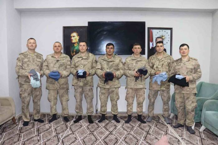 Gurbetçi Meryem Nine’den Jandarmaya Sıcak Hediye