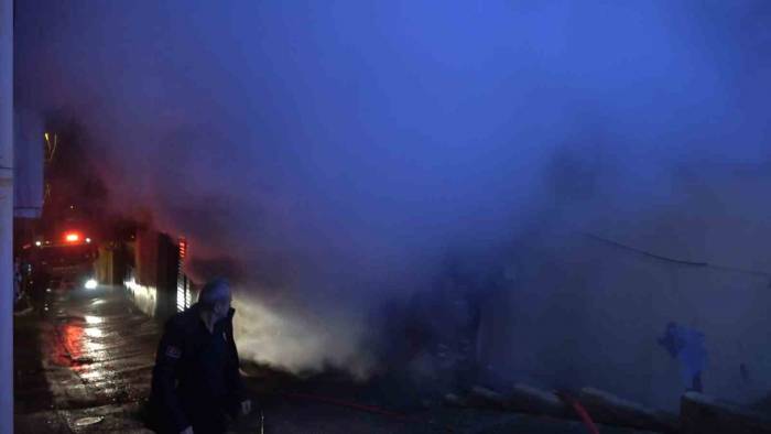4 Katlı Binanın Bodrum Katında Çıkan Yangın İtfaiye Ekiplerince Söndürüldü