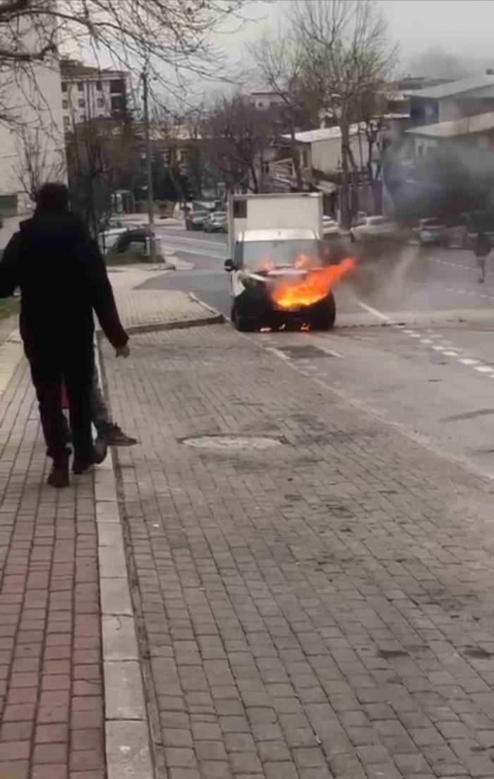 Bursa’da Hafif Ticari Araç Alev Aldı, Çimento Kamyonu Müdahale Etti