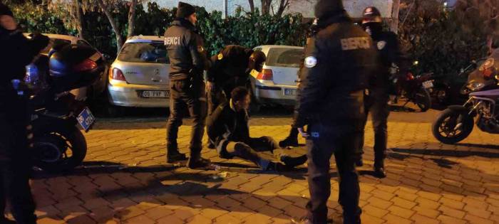 Kavgayı Ayırmaya Çalışanlara Sataşınca Bıçakla Yaralandı