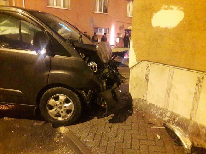 Kamyonet İle Minibüs Çarpıştı, 1 Kişi Yaralandı
