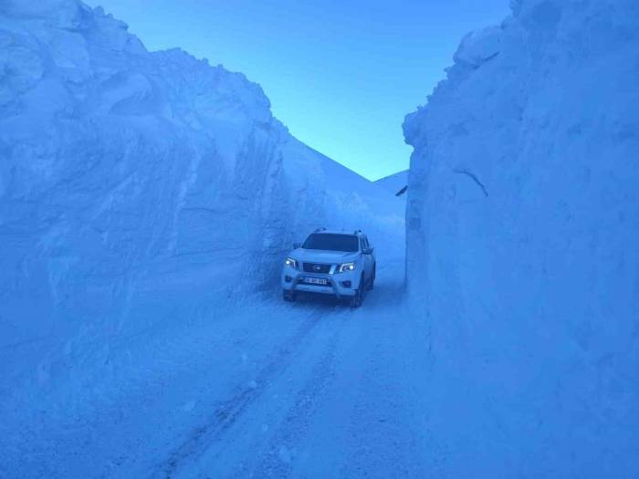 Hakkari’deki Üs Bölgelerinde 6 Metreyi Bulan Kar Tünelleri