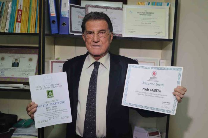 Onun Hobisi Üniversite Bitirmek: 14 Diploması Var