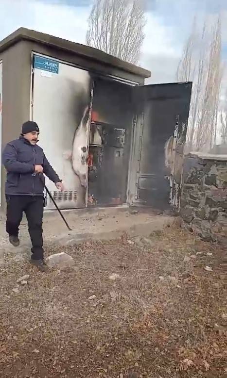 Kars’ta Alev Alev Yanan Trafo Söndürüldü
