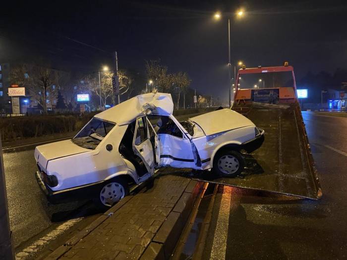 Direğe Çarpan Otomobil Ortadan İkiye Büküldü: 4 Yaralı