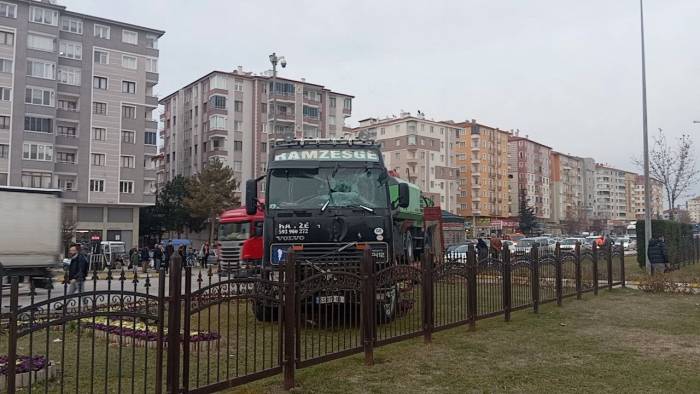 Fren Balataları Isınan Tır Refüje Daldı