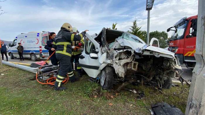 Direksiyon Başında Fenalaşan Sürücü Direğe Çarptı : 1 Ölü 2 Yaralı