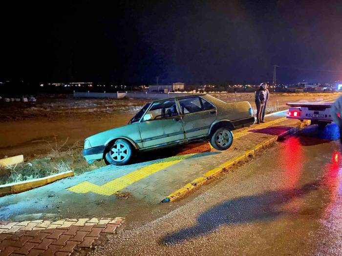 Alkollü Sürücünün Kullandığı Otomobil Kaldırımda Askıda Kaldı
