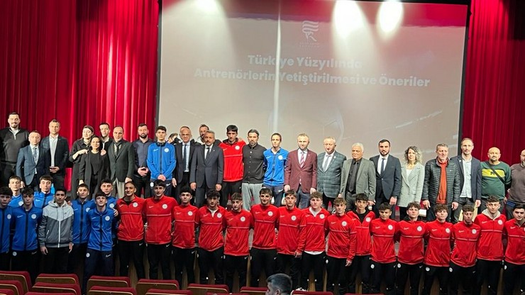 recep-tayyip-erdogan-universitesi-rteu-spor-bilimleri-fakultesi-tarafindan-turkiye-yuzyilinda-antrenorlerin-yetistirilmesi-ve-oneriler-konulu-panel-duzenlendi-5.jpg