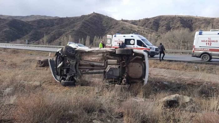 Sivas’ta Virajı Alamayan Otomobil Yan Yattı: 2 Yaralı