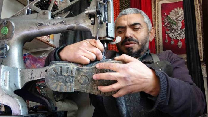 Bedensel Engelli Kundura Ustası, Çeyrek Asırdır Ayakkabı Tamir Ediyor