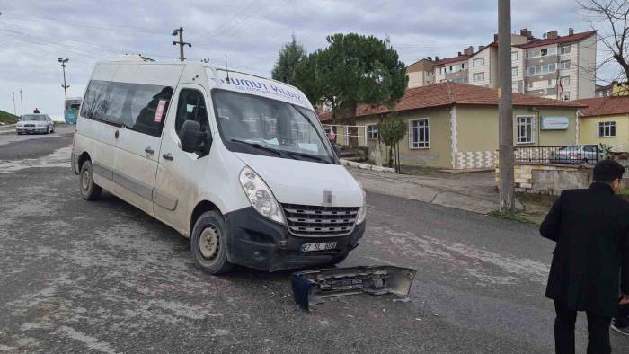Direksiyon Başında Nöbet Geçiren Şoför Öğrenci Servisine Çarptı