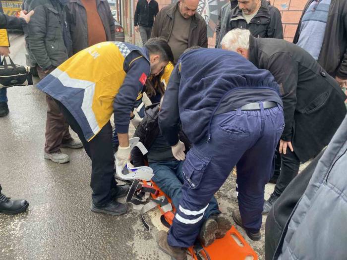 Yolun Karşısına Geçmek İsterken Araba Çarptı