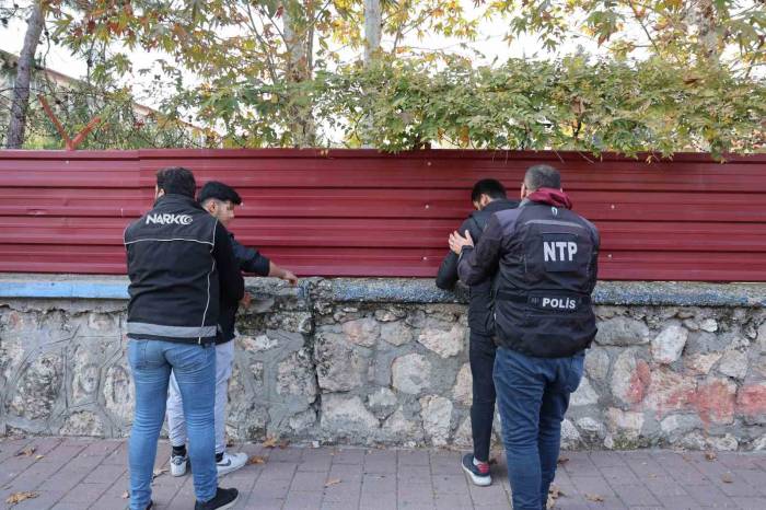 Adana’da Narkotik Polisinden Okul Önünde Uygulama